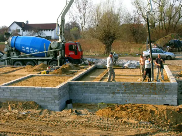 Czym najlepiej zasypać fundamenty - poradnik budowlany ze wskazówkami
