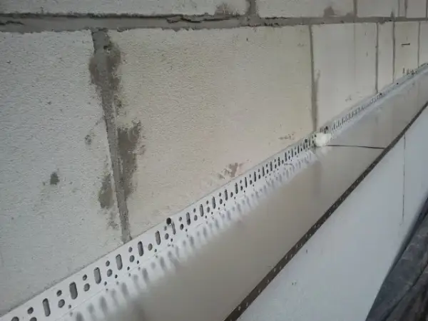 Jak prawidłowo zamontować listwę startową do styropianu: 5 kluczowych zasad
